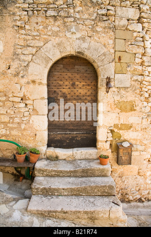 Holztür Simiane La Rotonde, Provence, Frankreich Stockfoto