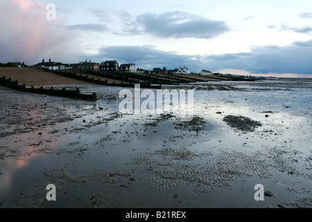 Blick vom Strand bei Ebbe in der Abenddämmerung von Whitstable, Kent, England. Stockfoto