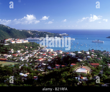 St. Thomas - Blick über die Stadt und den Hafen von Charlotte Amalie Stockfoto