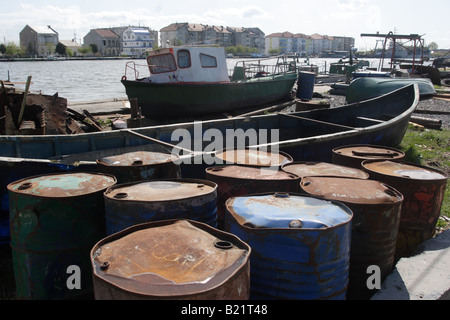 Alte Ölfässer in Sulina Port, Rumänien. Sulina ist eine kleine Stadt mit Hafen und Werft in der Mündung des Donauufer Delta. Stockfoto