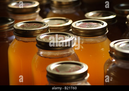 Gläser aus der Dose Birnensaft Stockfoto