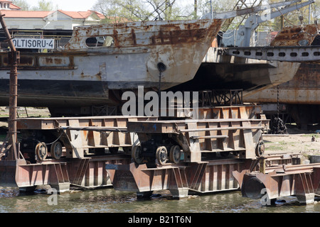 Alte Werft in Sulina, Rumänien. Sulina ist eine kleine Stadt mit Hafen und Werft in der Mündung des Donauufer Delta. Stockfoto