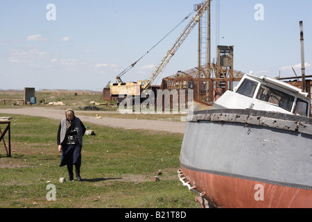 Frauen im alten Werft in Sulina. Sulina ist eine kleine Stadt mit Hafen und Werft in der Mündung des Donauufer Delta. Stockfoto