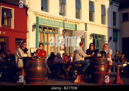 Junges Paar trinken Guiness in einem Pub am Quai Baltimore County West Cork Irland Stockfoto