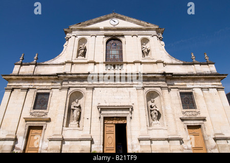 Vor der Kirche Notre Dame de Assomption, Richelieu, Indre-et-Loire, Frankreich. Stockfoto