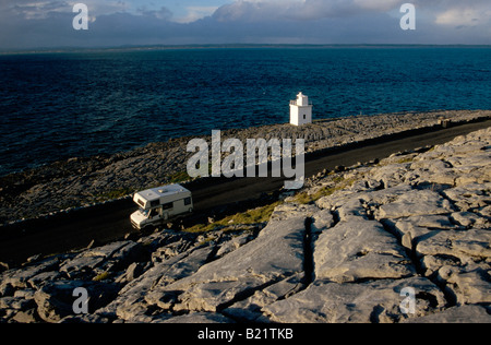 Wohnmobil auf der Straße vor dem weißen Leuchtturm Black Head The Burren County Clare Ireland Stockfoto