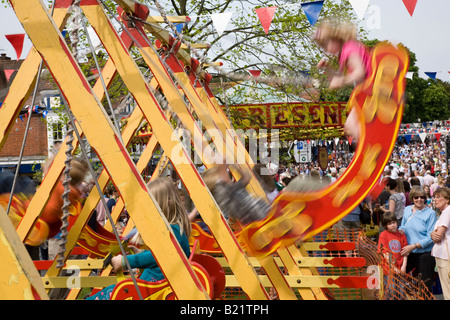 Kinder freuen sich über Schaukeln während der Biennale Haslemere Charta Fair, Haslemere, Surrey, England. Stockfoto