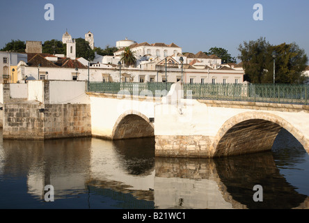 Römische Brücke und Fluss Gilao, Tavira, Algarve, Portugal Stockfoto