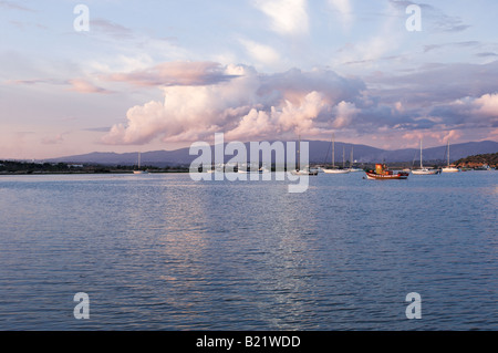 Alvor River Boat Harbour Bay bei Sonnenuntergang Algarve südlich von Portugal. Segelboote und Schiffe liegen in sicheren Docks, wo sich friedliche, ruhige Reflexionen in der Dämmerung des Meeres befinden Stockfoto