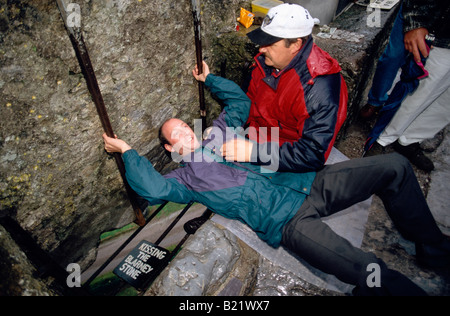Touristen, die den Blarney Stone küssen Geschwätz Burg-County Cork-Irland Stockfoto