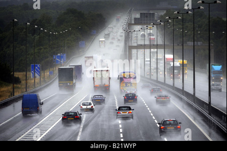 IN NÖRDLICHER RICHTUNG VERKEHR AUF DER AUTOBAHN M6 AUTOBAHN IN DER NÄHE VON CANNOCK, STAFFORDSHIRE IN SCHWEREN SPRAY UND REGEN RE STRAßEN GESCHWINDIGKEITEN BRITEN, UK ZU BESCHLEUNIGEN. Stockfoto