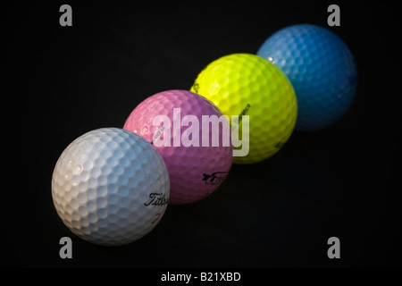 Farbpalette Golfbälle sind bunt in schwarzem Hintergrund niemand Schnitt Ausschnitt isoliert Nahaufnahme niemand horizontal in den USA Hi-res Stockfoto