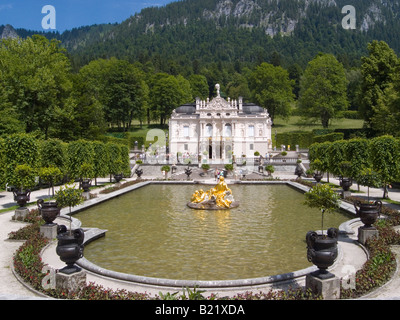 Vorderansicht von Linderhof Burg oder Schloss Haus von König Ludwig 2 in der Nähe von Oberammergau-Bayern-Deutschland Stockfoto