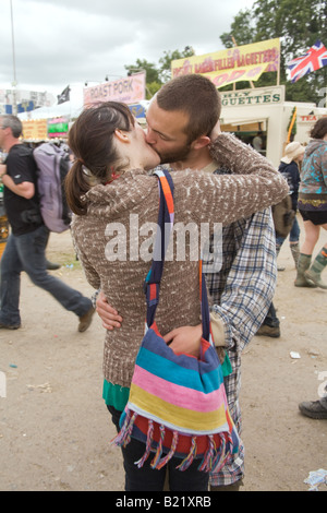 Ein paar Küssen auf dem Glastonbury Festival 2008 Stockfoto
