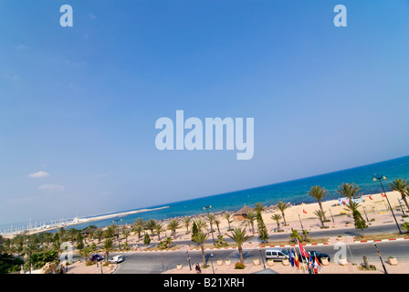 Horizontale erhöhten Weitwinkel über den langen Sandstrand im Yasmine Beach Resort in Hammamet vor blauem Himmel Stockfoto