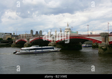 Blackfriars Road und Fussgängerbrücke, River Thames, Southwark, London Stockfoto
