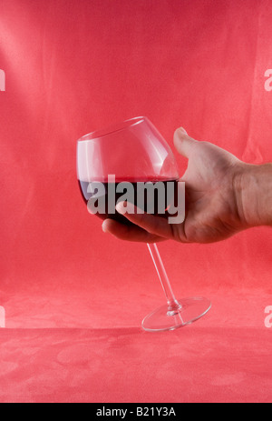 Verwirbelt werden, in ein Glas Rotwein Stockfoto