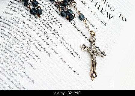 Nahaufnahme von Rosary Beads auf offener Bibel Stockfoto