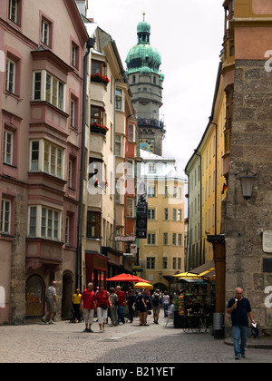 Blick nach unten Pfarrgasse vom Domplatz in Richtung der Stadtturm 14C Stadtturm Innsbruck Österreich Stockfoto