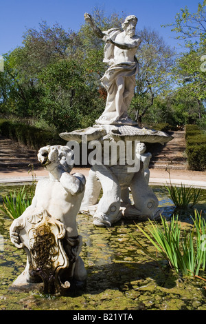 Einer der verschiedenen Brunnen im Schlosspark Queluz. Verziert mit Skulpturen von King Neptune und Tritonen. Stockfoto