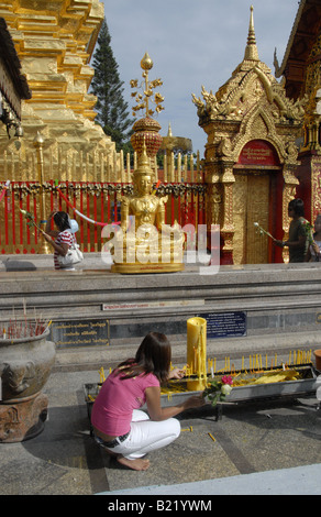 Thai Mädchen betet am Wat Phra Doi Suthep, in der Nähe von Chiang Mai, Thailand Stockfoto