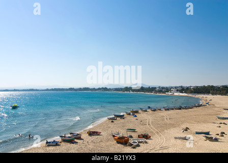 Horizontale erhöhten Weitwinkelaufnahme über Hammamet Bay mit traditionellen Fischerbooten am Strand am späten Nachmittag Stockfoto