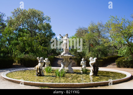 Einer der verschiedenen Brunnen im Schlosspark Queluz. Verziert mit Skulpturen von King Neptune und Tritonen. Stockfoto