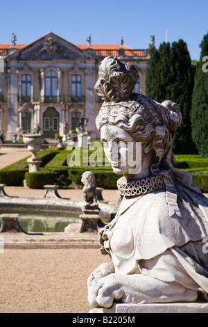 Weibliche Sphinx-Skulptur an der Neptun-Gärten und Cerimonial Fassade auf den Königspalast von Queluz (Portugal). Stockfoto