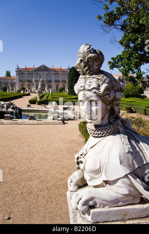 Weibliche Sphinx-Skulptur an der Neptun-Gärten und Cerimonial Fassade auf den Königspalast von Queluz (Portugal). Stockfoto