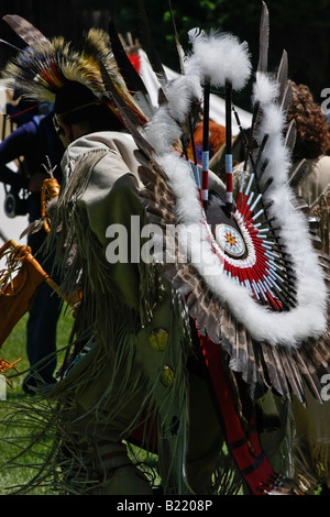 Ureinwohner Amerikaner A man Dancing Shawnee Stamm Indians in Ohio OH USA USA Living Daily Life Lifestyle vertikal Hi-res Stockfoto