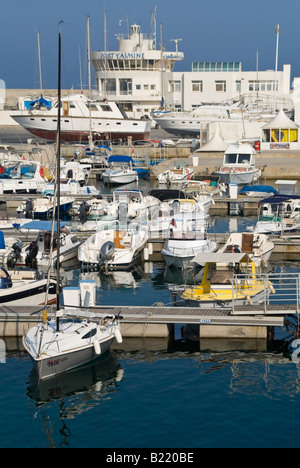 Vertikale erhöhten Blick über belebten Hafen Yasmine Hammamet mit Luxus-Yachten und Boote neben im Hafen festgemacht Stockfoto