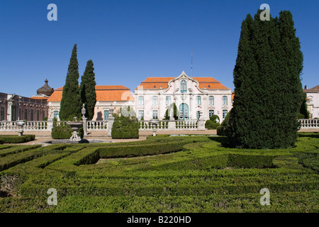 Neptun-Gärten (Barock) und eine der Fassaden von Queluz Königspalast (Portugal). Stockfoto