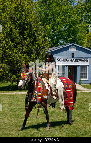 Amerikanische gebürtige Frau, die auf einem Pferd reitet, Shawnee-Indianer in Ohio OH USA USA leben im täglichen Leben Lifestyle vertikal Hi-res Stockfoto