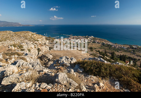 Luftaufnahme von einem griechischen Dorf und Hafen gegenüber der türkischen Küste. Stockfoto