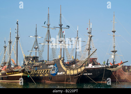 Horizontale Nahaufnahme von vier Galeone Stil Piratenschiffe nebeneinander vor einem blauen Himmel. Stockfoto