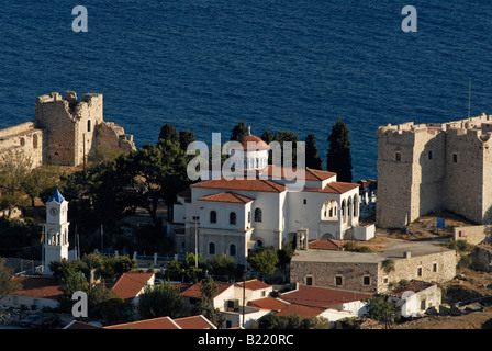 Griechischen Schloss, Kirche und Häuser auf einem Hügel über dem Meer. Stockfoto