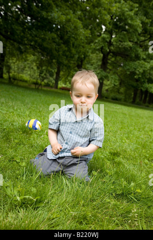 Das kleine Kind nach Spiel Stockfoto