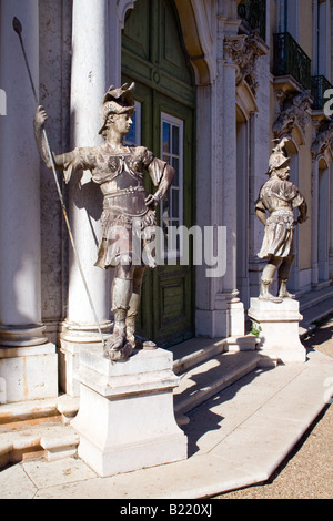 John Cheere führen Skulpturen bewachen die Türen der Cerimonial Fassade auf den Königspalast von Queluz (Portugal). Stockfoto