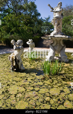 Einer der verschiedenen Brunnen im Schlosspark Queluz. Verziert mit Skulpturen von King Neptune und Tritonen. Stockfoto