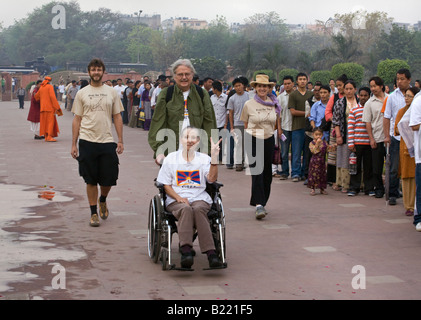 BUDDHISTISCHE HIPPIES besuchen ein Gebet für Frieden in der Welt gesponsert von der 14. Dalai Lama von Tibet bei RAJ GHAT NEW DELHI Indien Stockfoto