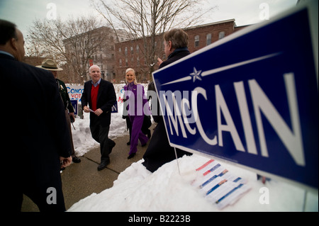 Präsidentschafts-Kandidat Senator John McCain mit Frau Cindy bei einer Veranstaltung der Kampagne im State House in Concord NH 7. Januar 2008 Stockfoto