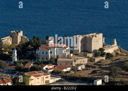 Griechischen Schloss, Kirche und Häuser auf einem Hügel über dem Meer. Stockfoto