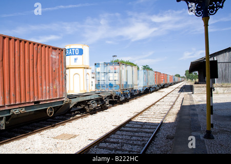 Güterzug mit Diesellok von Comboios de Portugal. (Portugiesische Züge). Crato Bahnhof. Stockfoto