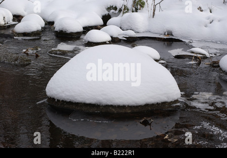 Die Winterserie erleben Sie Bilder, die die Essenz des kanadischen Winters, zarte Winter Stream im Schnee Quebec Stockfoto