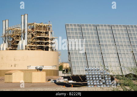 Sonnenkollektoren und konventionelles Kraftwerk eine Solar-Forschungszentrums in Phoenix Arizona Stockfoto