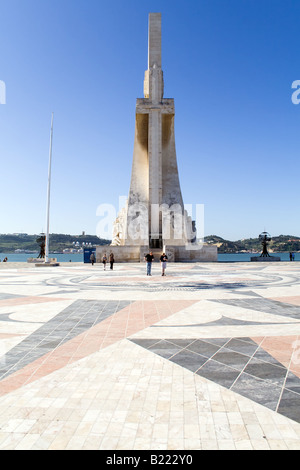 Meer-Entdeckungen-Denkmal in Lissabon Detail. Der Beginn der Globalisierung aber auch interkontinentale Sklaverei und Kolonialismus. Stockfoto