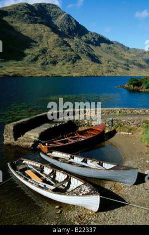 Drei Boote an Land auf Doo Lough Delphi County Mayo, Irland Stockfoto