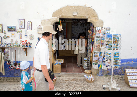 Direita Street (Rua Direita), die Hauptstraße von Obidos während des mittelalterlichen Marktes. Sehr gut erhaltene mittelalterliche Stadt. Stockfoto