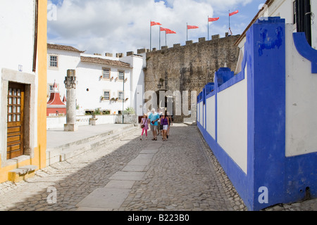 Direita Street (Rua Direita) und Stadttor von Obidos während des mittelalterlichen Marktes. Sehr gut erhaltene mittelalterliche Stadt. Stockfoto