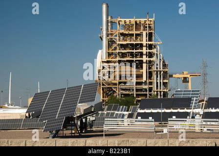 Sonnenkollektoren und konventionelles Kraftwerk eine Solar-Forschungszentrums in Phoenix Arizona Stockfoto